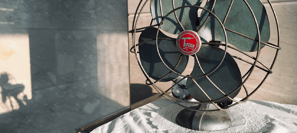 Vintage oscillating fan. Image credit: Yechan Park