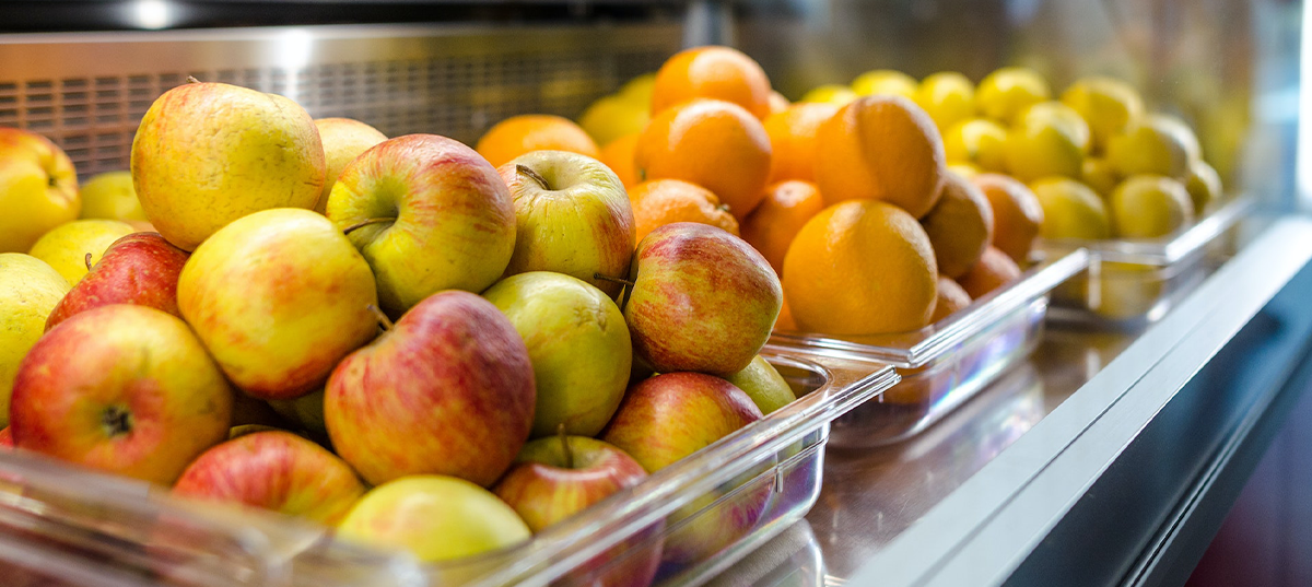Apples, oranges, and lemons at a grocery store. Image credit: Lukas.